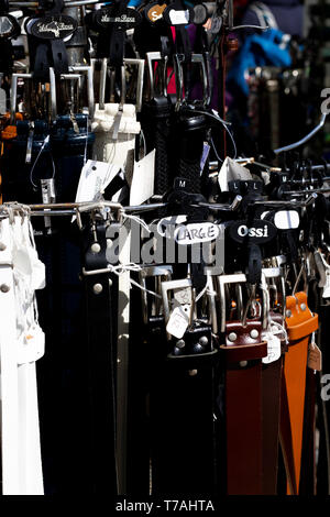 Leder Gürtel auf Markt ausgeht, Markt an der Guildhall Square im Zentrum der Städte Einkaufsviertel gehalten Stockfoto