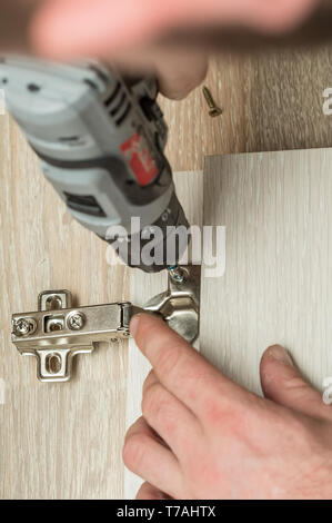 Zur Festsetzung Beschläge Scharniere. Zur Festsetzung Möbel Scharniere Stockfoto