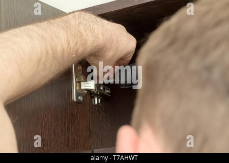 Zur Festsetzung Beschläge Scharniere. Zur Festsetzung Möbel Scharniere Stockfoto