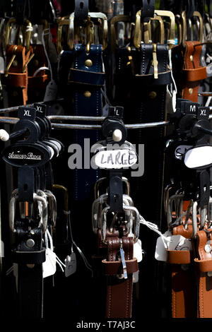 Leder Gürtel auf Markt ausgeht, Markt an der Guildhall Square im Zentrum der Städte Einkaufsviertel gehalten Stockfoto