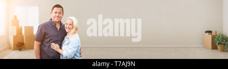 Glückliches Paar im leeren Raum mit Boxen Banner. Stockfoto