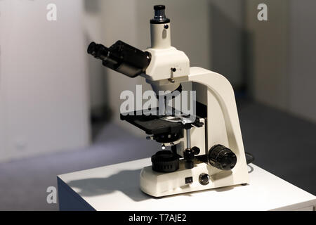 Labor Mikroskop mit einem binokularen Kopfes. Selektive konzentrieren. Stockfoto