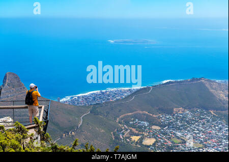 Tourist, der ein Bild von Robben Island und Signal Hill aus den Tafelberg, Kapstadt, Western Cape, Südafrika Stockfoto