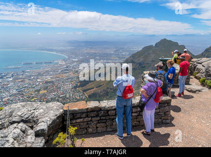 Touristen an einem Aussichtspunkt auf dem Tafelberg mit Blick auf die Stadt Kapstadt, Western Cape, Südafrika Stockfoto