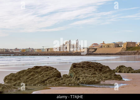 Anzeigen von Cadiz Stadt zum Strand. Stockfoto