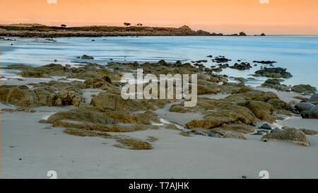 Lange Belichtung Landschaft der Ozean in der Nähe von Monterey, Pebble Beach, Kalifornien, USA, auf dem 17-Mile drive Route im Winter 2018, in den Sonnenaufgang, Stockfoto