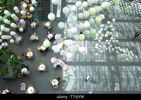Den Haag, Niederlande - April 2014: Blick von oben auf die Menschen sitzen und gehen in ein Business Center im April 2014 in Niederlande Stockfoto