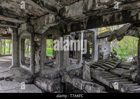 Innenraum der ruiniert, Betonbau, in Wald verlassen Stockfoto