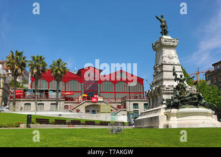 Der Mercado Ferreira Borges oder der Alte Markt mit der Statue von Heinrich dem Seefahrer in der Praca do Infante Dom Henrique, Porto, Portugal Stockfoto