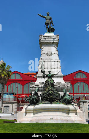 Der Mercado Ferreira Borges oder der Alte Markt mit der Statue von Heinrich dem Seefahrer in der Praca do Infante Dom Henrique, Porto, Portugal Stockfoto