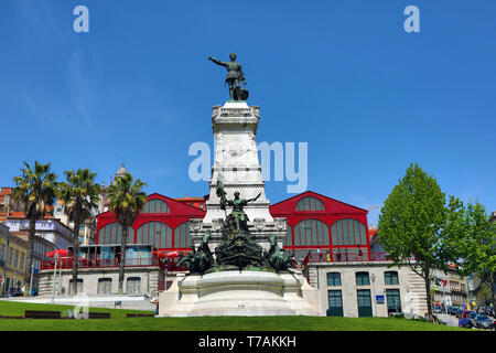 Der Mercado Ferreira Borges oder der Alte Markt mit der Statue von Heinrich dem Seefahrer in der Praca do Infante Dom Henrique, Porto, Portugal Stockfoto