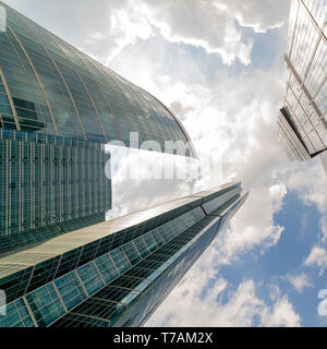 Moderne Wolkenkratzer. Weiße Wolken in den verspiegelten Wänden reflektiert. Stockfoto