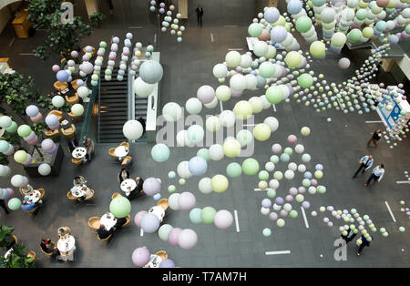 Den Haag, Niederlande - April 2014: Blick von oben auf die Menschen sitzen und gehen in ein Business Center im April 2014 in Niederlande Stockfoto