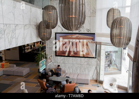 Warschau, Polen - September 2015: Blick von oben auf die Menschen im Hotel Lobby im September 2015 in Warschau, Polen Stockfoto