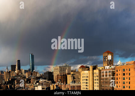 Ein Teil des Regenbogens (und einem leichten Double Rainbow) um den Sonnenuntergang über Midtown Manhattan (New York City). Stockfoto