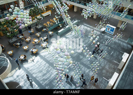 Den Haag, Niederlande - April 2014: Blick von oben auf die Menschen sitzen und gehen in ein Business Center im April 2014 in Niederlande Stockfoto