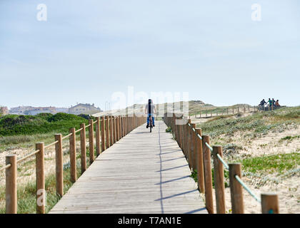 Holz- zu Fuss über die Dünen in Portugal, in der Nähe des Strandes Stockfoto