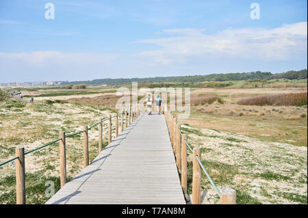 Paar auf Holz- zu Fuss über die Dünen in Portugal, in der Nähe des Strandes runing Stockfoto