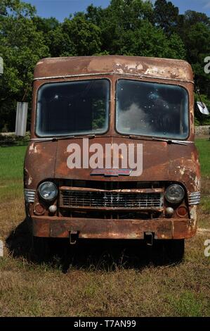 Alte antike Chevrolet panel Truck auf der Weide. Stockfoto