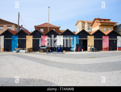 Eine Reihe von Häusern für die Lagerung angeln Material in Vila Chá Portugal, mit bunten Türen Stockfoto