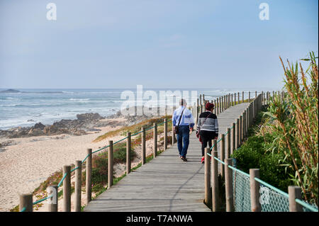 Holz- zu Fuss über die Dünen in Portugal, in der Nähe des Strandes Stockfoto