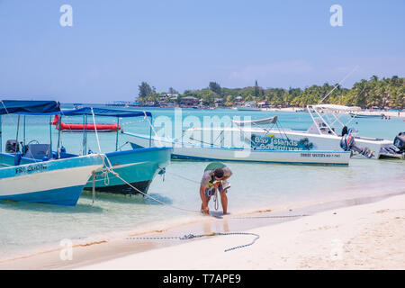 Kleine Boote gebunden in West Bay Roatan Honduras. Stockfoto