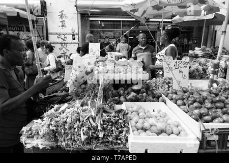 Port of Spain, Trinidad und Tobago - November 28, 2015: frisches Gemüse und Obst für den Verkauf auf lokalen Süden Markt im Freien auf straßenbild Hintergrund angezeigt. Stockfoto