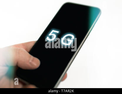 5G-Technologie, Hand mit Handy mit 5-g-Konzept, Internet auf mobilen Smart Phone und auf weißem Hintergrund. Stockfoto