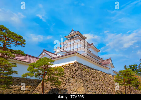 Aizuwakamatsu Schloss und Kirschblüte in Fukushima, Japan Aizuwakamatsu, Japan - 21 April 2018: aizu-wakamatsu Schloss und Kirschblüte gebaut von einem Stockfoto