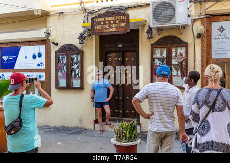 Stone Town, Zanzibar-February 28, 2019: Touristen vor Freddie Mercury Hausfassade posing Stockfoto