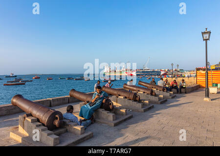 Stone Town, Zanzibar-February 28, 2019: die Menschen genießen der Stone Town Waterfront Promenade Stockfoto