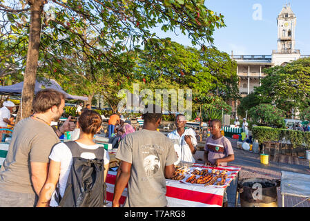 Stone Town, Zanzibar-February 28, 2019: Der Mann, der lächelte, das Touristen Street Food im Forodhani Park Stockfoto