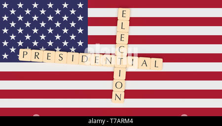USA Politik Nachrichten Konzept: Buchstabensteine Präsidentschaftswahlen mit US-Flagge, 3D-Darstellung Stockfoto