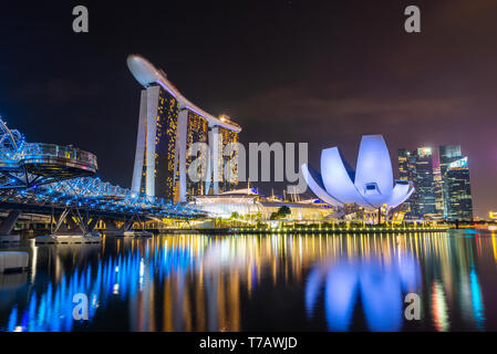 Singapur - März 24, 2019: Die Helix Bridge, das Marina Bay Sands Hotel und die ArtScience Museum bei Nacht. Stockfoto