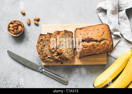 Glutenfreie paleo Bananenbrot auf grauem Beton Hintergrund, Ansicht von oben Stockfoto