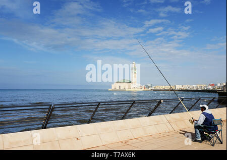 Die schöne neue Promenade entlang der Atlantik Küste mit die Hassan-II.-Moschee im Hintergrund. Stockfoto