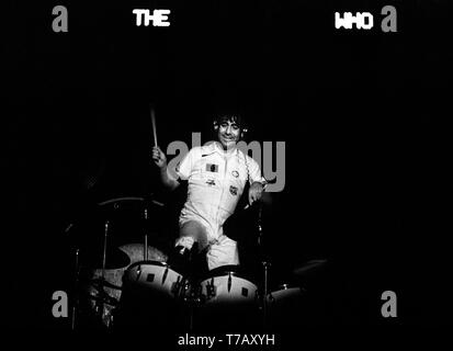 ROTTERDAM, Niederlande - 27. Oktober: Keith Moon von der Who auf der Bühne bei einem Konzert im Ahoy in Rotterdam, Niederlande, am 27. Oktober 1975. (Foto von Gijsbert Hanekroot) Stockfoto