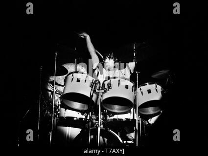 ROTTERDAM, Niederlande - 27. Oktober: Keith Moon von der Who auf der Bühne bei einem Konzert im Ahoy in Rotterdam, Niederlande, am 27. Oktober 1975. (Foto von Gijsbert Hanekroot) Stockfoto