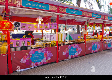 Essensstände, vor Platinum Fashion Mall, Phetchaburi Road, Ratchathewi, Bangkok, Thailand Stockfoto