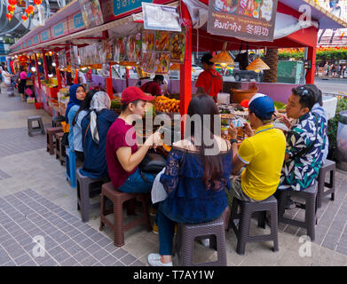 Essensstände, vor Platinum Fashion Mall, Phetchaburi Road, Ratchathewi, Bangkok, Thailand Stockfoto