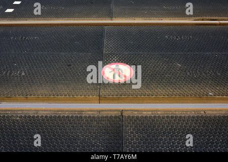 Keine Fußgänger Warnschild an verboten Bereich von texturierten Gummi Fußgängerüberweg Punkt auf Blackpool und Fleetwood Straßenbahn, fylde Coast uk Stockfoto