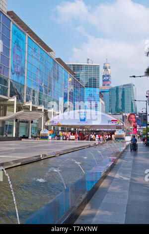 Platz vor der CentralWorld Shopping Mall, Pathum Wan district, Bangkok, Thailand Stockfoto