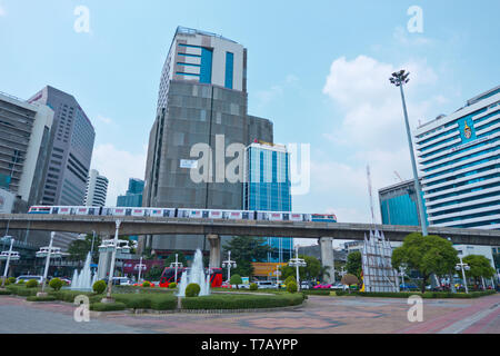 BTS Skytrain vorbei Lumphini Park, Sala Daeng Kreuzung Pathum Wan district, Bangkok, Thailand Stockfoto