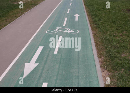 Mit dem Fahrrad unterwegs. Dedizierte Straße für Fahrräder. Es sind Pfeile auf der Straße. Es gibt keine Menschen. Stockfoto