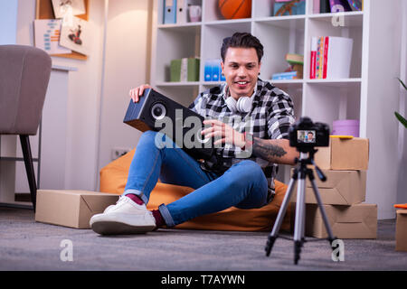 Lächelnd Dunkelhaarige tätowierten Mann in kariertem Hemd arbeiten an Kamera Stockfoto