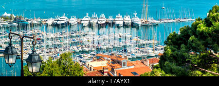 Panoramablick von oben günstig nautische Schiffe, Motorboote Yachten im Hafen Le Vieux und La Croisette von Cannes, Frankreich günstig Stockfoto