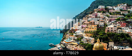 Sonnigen Tag in erstaunlichen Amalfiküste Panoramaaussicht, bunten Hügel Häuser auf dem Berg, blaue Mittelmeer berühmten Ferienort Positano Stockfoto