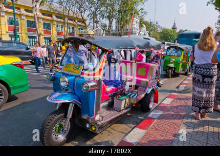 Tuk Tuks, vor Wat Pho, Phra Nakhom district, Bangkok, Thailand Stockfoto