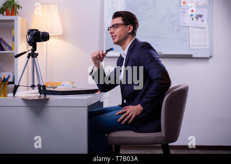 Selbstbewusste junge Unternehmer in Online Webinar mit einbezogen werden Stockfoto