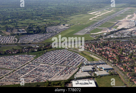 Luftaufnahme von Parkplätzen rund um den Flughafen Manchester Stockfoto